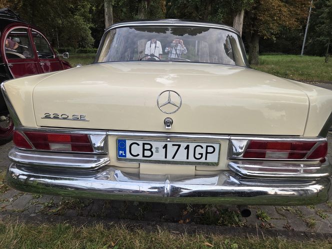 Klasyczna motoryzacja znów zachwyciła Bydgoszcz. „Bydgoskie Klasyki Nocą” przy Torbydzie