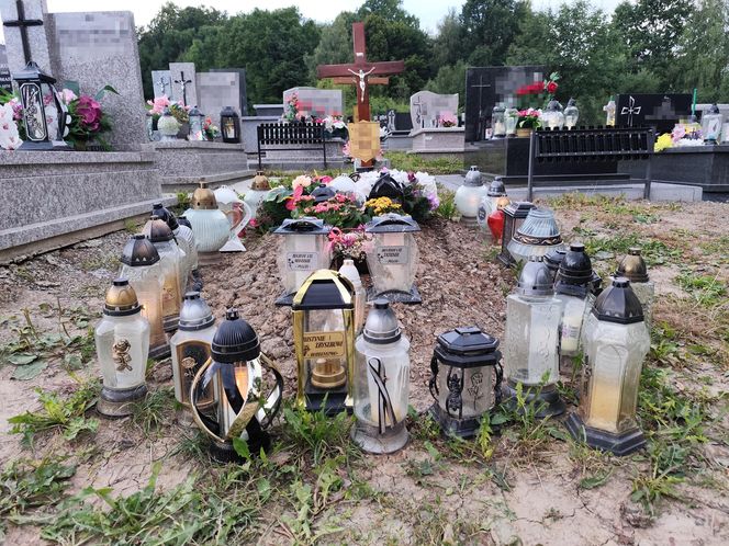 Skromny grób Justyny i Zbyszka na cmentarzu w Limanowej 