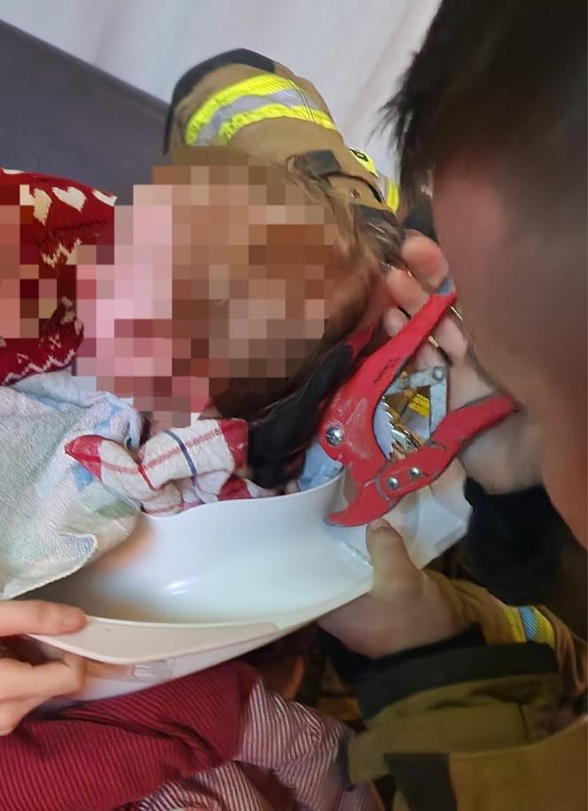 Głowa dziecka utknęła w desce sedesowej. Strażacy musieli pilnie interweniować