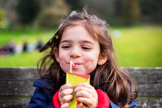 Dajesz dziecku soki? Pediatra alarmuje, nawet jedna porcja dziennie może wpływać na BMI
