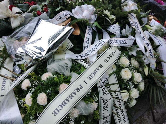 Tragedia w Salisbury. Zamordowane kobiety pochowane w Tarnowie. Grobu nie widać spod kwiatów