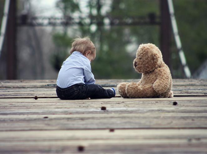 Maltretowanie dzieci nigdy nie odbywa się w ciszy. "Dziecko na początku płacze, później milknie"