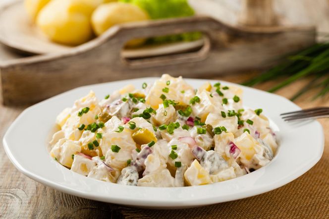 Kartoffelsalat, czyli niemiecka sałatka ziemniaczana jak z bawarskiej gospody – przepis na smak, który uzależnia!