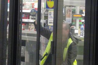 Makabra w Lidlu. Zamaskowany nożownik pociął dwie osoby. Agresor uciekł z miejsca zdarzenia