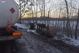 Cysterna z gazem przewróciła się do rowu. Były utrudnienia na drodze wojewódzkiej 