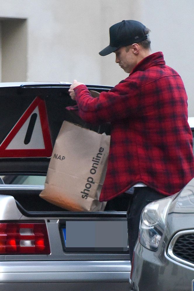 Maciej Zakościelny głaszcze kołdrę po rozwodzie