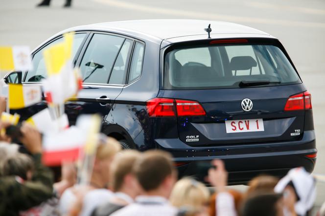 Papież Franciszek jeździ Volkswagenem Golfem