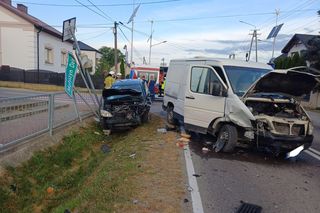 W Małyszynie bus zderzyl się z samochodem osobowym. Są poszkodowani