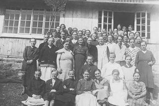 Fotografia grupowa bezrobotnych matek przebywających na wypoczynku w Czernej, zorganizowanym przez Caritas
