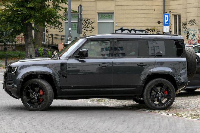 Agnieszka Woźniak-Starak zamieniła eko elektryczna Teslę na potężnego Defendera za 400 tyś.