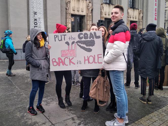 Setki młodych ludzi na ulicach Katowic! Protest klimatyczny na rynku [ZDJĘCIA]