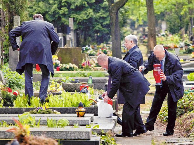 Kaczyński wyczyścił grób dziadków