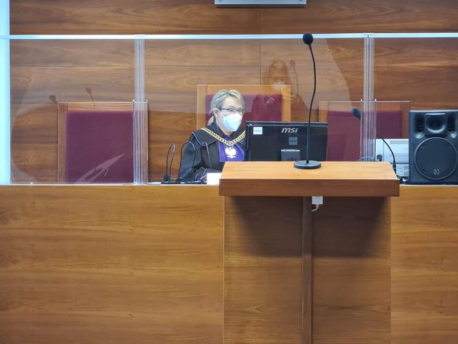 Rzeszów. Ruszył proces policjanta, który robił w hipermarkecie zdjęcia miejsc intymnych kobiecie 