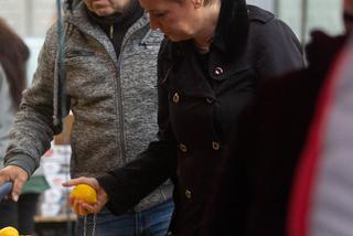 Hanna Zdanowska robi zakupy na bazarku