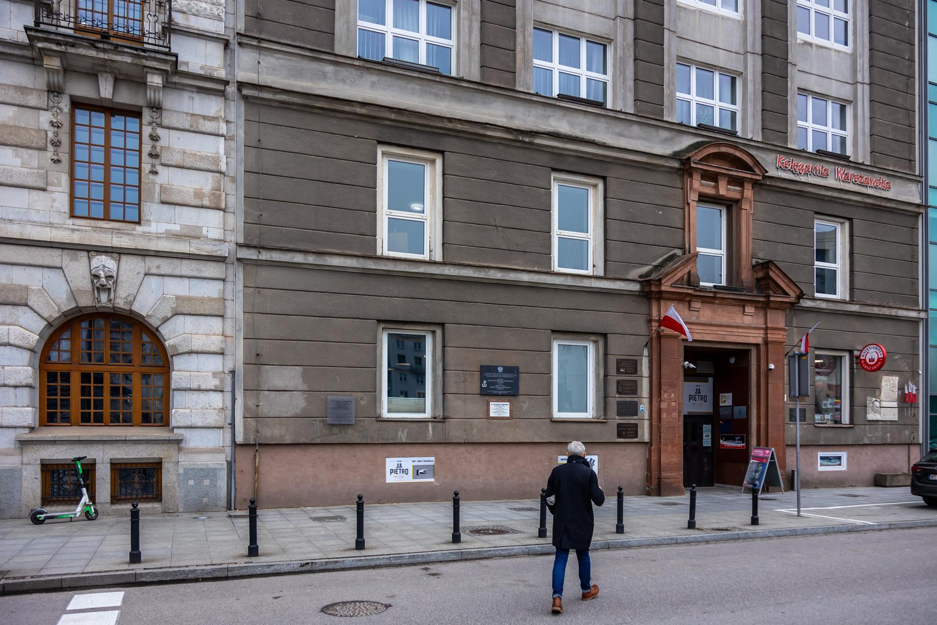 Zobacz najbrudniejsze warszawskie budynki - zdjęcia. Wypiękniałyby, gdyby je umyć
