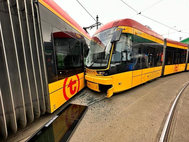 Totalna demolka na Bielanach. Roztrzaskane tramwaje i wielu rannych! Trzy osoby trafiły do szpitala