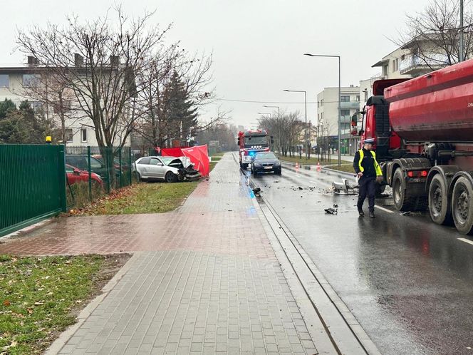 Józefosław. Osobówką wjechali pod tira. Tragiczna wiadomość	