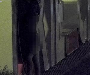 Gorąca sesja zdjęciowa w centrum miasta. Nie miała nic do ukrycia