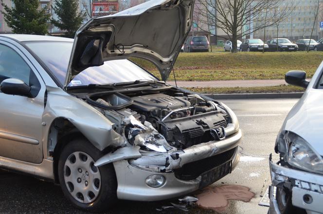 Wypadek na skrzyżowaniu Staszica i Okrzei. Dwie osoby w szpitalu