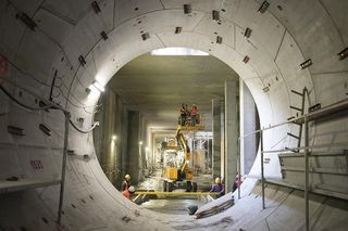 Metro w Warszawie już wozi pasażerów, ale wciąż są drążone nowe linie