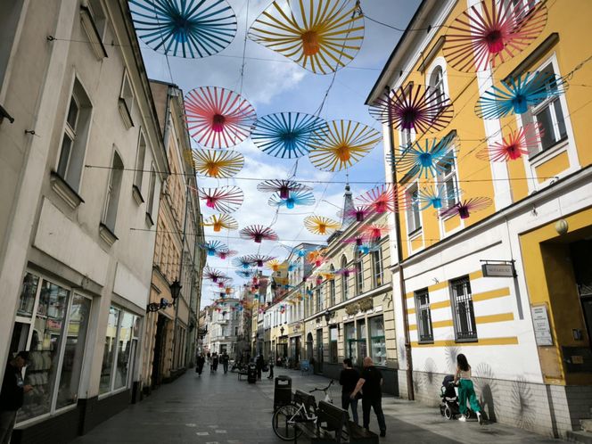 Nowe ozdoby nad ulicami w centrum Leszna 