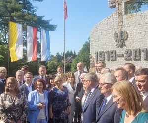 Modlili się w podzięce za wygraną Nawrockiego. Politycy PiS zjechali do słynnego sanktuarium