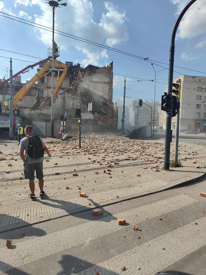 Katastrofa budowlana na Limanowskiego. Rozbierany budynek zawalił się na ulicę