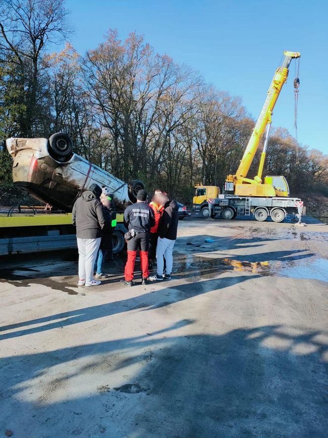 Wypadek we Wrocławiu. Auto wjechało do Odry. Wyciągnięto je po 3 miesiącach [ZDJĘCIA].