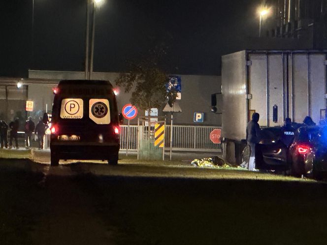 Kierowca toyoty nie przeżył potwornego uderzenia. Jego auto wbiło się w tył naczepy. Policjanci nie wykluczają jednego…