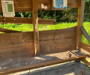 Wandale zniszczyli drewniane przystanki autobusowe