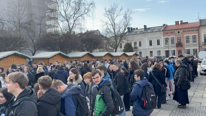 Maturzyści z Nowego Sącza zatańczyli poloneza na Rynku 