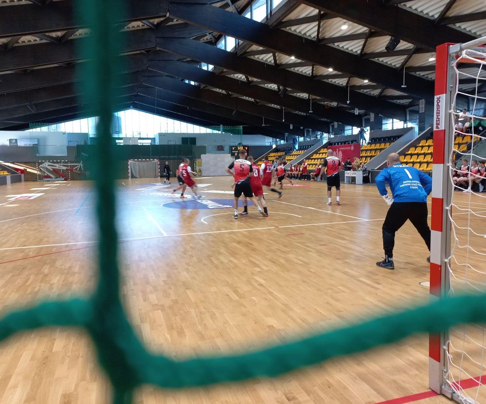 Na co dzień ratują, a dziś grają. Strażacka rywalizacja na parkiecie w Lesznie