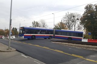 Autobusy (ledwo) przeciskają się przez torowisko przed mostem Bernardyńskim. Czy nie mogłyby zawracać na rondzie? 