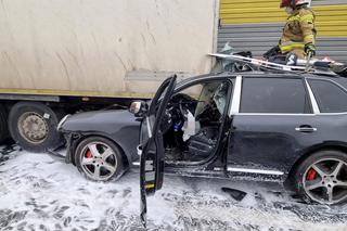 Potworny wypadek na S8 pod Zduńską Wolą! Porsche wjechało pod tira