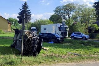 Dwa wypadki w odstępie kilku chwil! Kierowca przyglądał się zderzeniu BMW i opla i potrącił rowerzystę pod Ostrowią Mazowiecką [ZDJĘCIA]