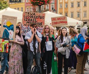 Głośny protest na Rynku we Wrocławiu przeciwko działaniom Izraela.„To nasz moralny obowiązek”