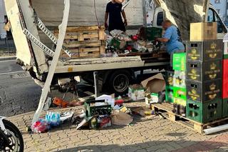 Złoty trunek na ulicach stolicy. Butelki z piwem wypadły z dostawczaka. Mieszkańcy się o nie bili!