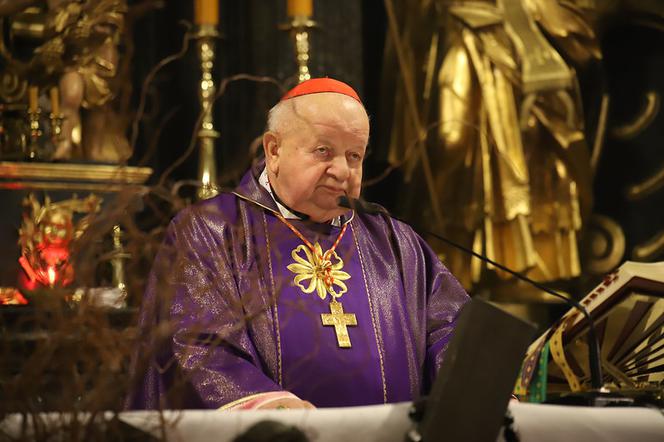 Kard. Dziwisz w parafii św. Mikołaja