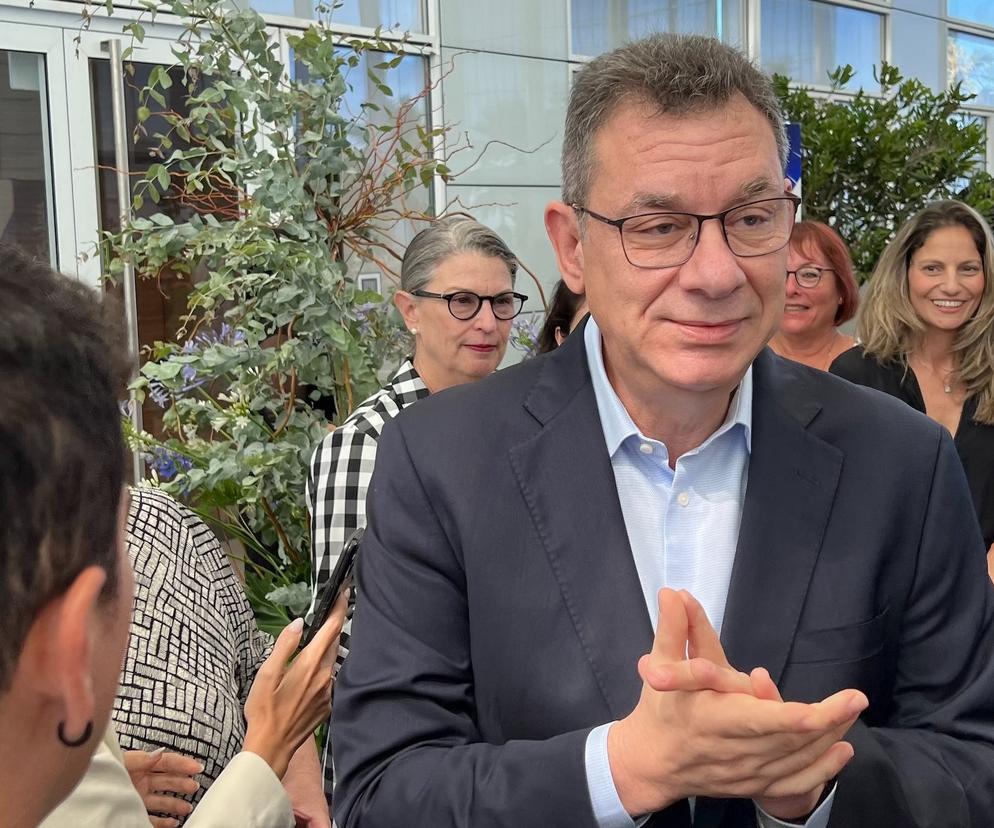 Szef Pfizera jest po 4. dawkach, ale znów ma wirusa. Teraz ostrzega innych