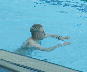 Krzysztof Gawkowski na basenie