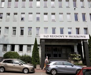 Daniel W. ruszył z młotkiem na policjanta. Potem padł strzał. 49-latek usłyszał zarzut