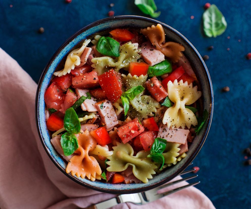 Salatka z kolorowym makaronem