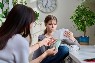 Pierwsze podpaski dla córki to nie tylko kwestia komfortu. Sprawdź, co może kryć ich skład