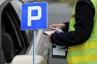 Oni nie muszą płacić mandatów! Samorządy rozkładają ręce
