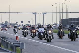 Policjanci pilnują gangu na motocyklach