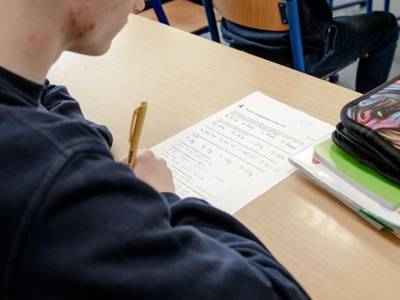 Temat rozprawki na egzaminie ósmoklasisty ZSZOKOWAŁ uczniów? Co trzeba było napisać?