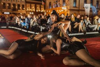 Kicz i blichtr podczas pokazu Art In Culture na Rynku w Rzeszowie