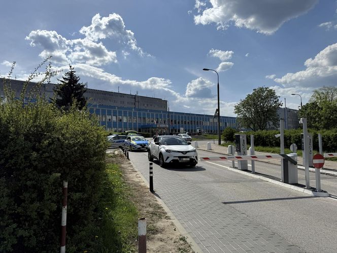 Kolizja na szpitalnym parkingu w Warszawie. Alkomat oszalał! Kierująca miała prawie 4 promile 