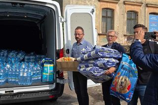  Zaskakujący gest polityka od Tuska! Sam wsiadł za kierownicę i pojechał pomagać powodzianom