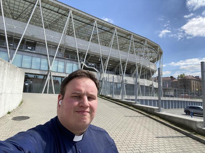 Ksiądz Marcin Stopka został spikerem stadionowym